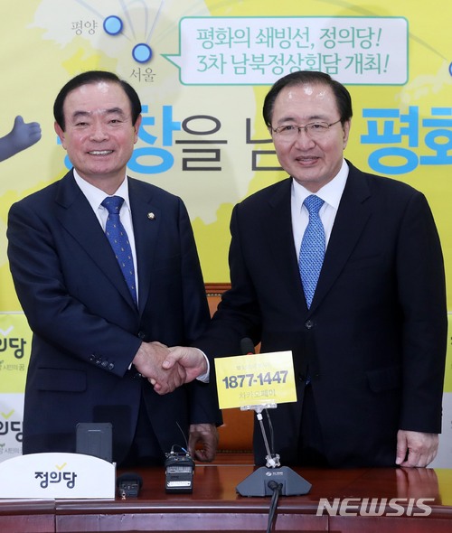 【서울=뉴시스】홍효식 기자 = 민주평화당 장병완(왼쪽) 원내대표와 정의당 노회찬 원내대표가 5일 오후 서울 여의도 국회에서 공동교섭단체 제안 관련 회동하기 앞서 악수하고 있다. 2018.03.05.&nbsp; yesphoto@newsis.com