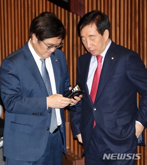 【서울=뉴시스】홍효식 기자 = 5일 오후 서울 여의도 국회 본청 본회의장에서 열린 제357회 국회(임시회) 제1차 본회의에 참석한 더불어민주당 우원식(왼쪽), 자유한국당 김성태 원내대표가 대화를 나누고 있다. 2018.03.05.&nbsp; yesphoto@newsis.com