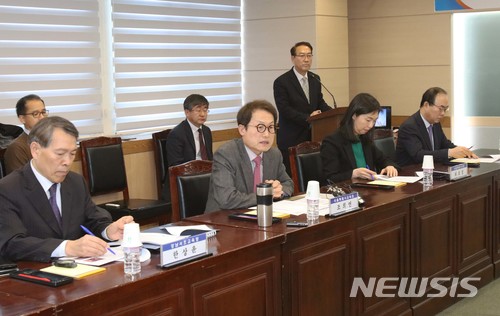 【서울=뉴시스】 조희연 서울시교육감이 5일 오후 서울 강남서초교육지원청에서 열린 공립특수학교 나래학교 설립 민관협의체 회의에 참석해 인사말을 하고 있다. 2018.03.05. (사진=서울시교육청 제공) photo@newsis.com