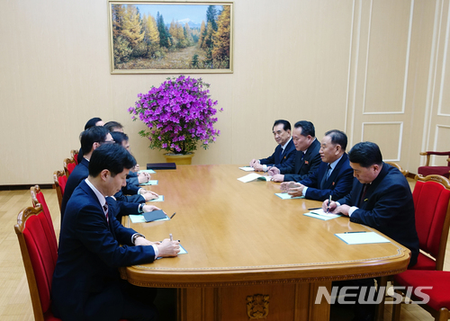 【서울=뉴시스】정의용 청와대 국가안보실장, 서훈 국가정보원장 등 대북특별사절 대표단이 5일 오후 평양 에 위치한 대표단 숙소 고방산 초대소에서 김영철 북한 통일전선부장 겸 노동당 중앙위원회 부위원장, 리선권 조국평화통일위원회 위원장 등 북측 관계자들과 환담을 나누고 있다. 2018.03.05. (사진=청와대 제공) photo@newsis.com