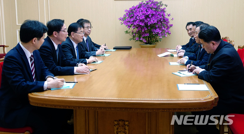 【서울=뉴시스】정의용 수석대북특사(국가안보실장)와 서훈 국정원장, 천해성 통일부 차관, 김상균 국정원 2차장, 윤건영 청와대 국정상황실장 등 대북 특별사절 대표단(왼쪽)이 5일 오후 평양 에 위치한 대표단 숙소 고방산 초대소에서 김영철 북한 통일전선부장 겸 노동당 중앙위원회 부위원장, 리선권 조국평화통일위원회 위원장 등 북측 관계자들과 환담을 나누고 있다. 2018.03.05. (사진=청와대 제공) photo@newsis.com
