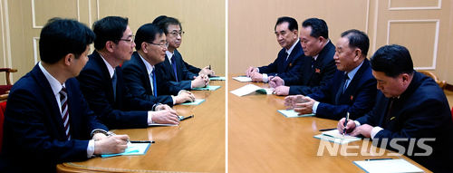 【서울=뉴시스】정의용 수석대북특사(국가안보실장)와 서훈 국정원장, 천해성 통일부 차관, 김상균 국정원 2차장, 윤건영 청와대 국정상황실장 등 대북 특별사절 대표단(왼쪽)이 5일 오후 평양 에 위치한 대표단 숙소 고방산 초대소에서 김영철 북한 통일전선부장 겸 노동당 중앙위원회 부위원장, 리선권 조국평화통일위원회 위원장 등 북측 관계자들과 환담을 나누고 있다. 2018.03.05. (사진=청와대 제공) photo@newsis.com