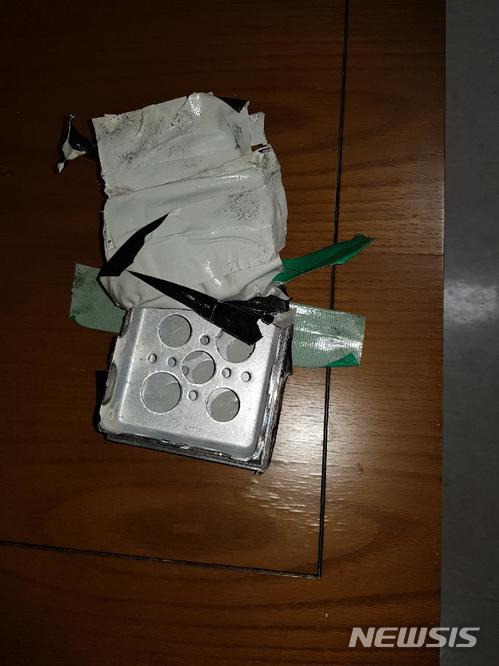 【수원=뉴시스】 장태영 기자 = 6일 오후 6시 52분께 수원역에서 회차하던 분당선 열차안에서 은색 테이프가 감겨있는 폭발물 오인시고가 접수, 경찰과 군당국이 출동하는 소동이 벌어졌다. 2018.03.06 (사진=수원서부경찰서 제공) photo@newsis.com