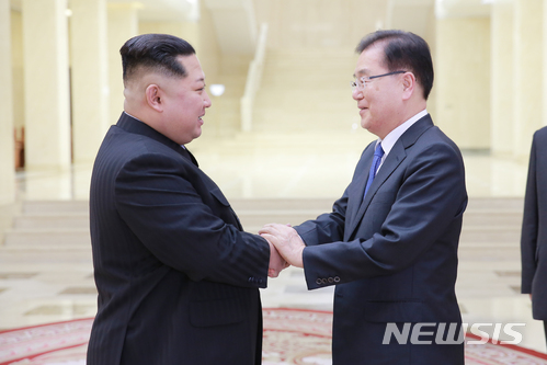 【서울=뉴시스】정의용 수석대북특사(국가안보실장)이 5일 오후 평양에서 김정은 국무위원장을 접견하고 있다.&nbsp; 접견과 만찬은 조선노동당 본관에 있는 진달래관에서 이뤄졌다. 남쪽 인사가 조선노동당 본관을 방문한 것은 남측 인사로서는 이번이 처음이다.&nbsp; 2018.03.05. (사진=청와대 제공)&nbsp;&nbsp; photo@newsis.com