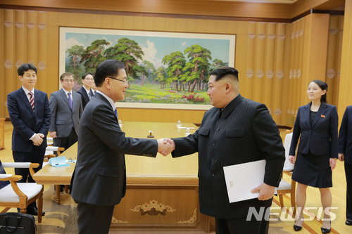 【서울=뉴시스】정의용 수석대북특사(국가안보실장)와 서훈 국정원장, 천해성 통일부 차관, 김상균 국정원 2차장, 윤건영 청와대 국정상황실장 등 대북 특별사절 대표단(왼쪽)이 5일 오후 평양에서 김정은 국무위원장과 만난 가운데 정 수석과 김정은 위원장이 악수하고 있다.&nbsp; 접견과 만찬은 조선노동당 본관에 있는 진달래관에서 이뤄졌다. 남쪽 인사가 조선노동당 본관을 방문한 것은 남측 인사로서는 이번이 처음이다. 2018.03.05. (사진=청와대 제공)&nbsp; photo@newsis.com 
