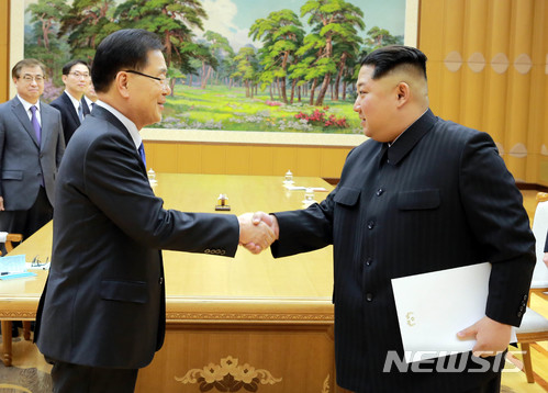 【서울=뉴시스】정의용 수석대북특사(국가안보실장) 5일 오후 평양에서 김정은 국무위원장이 김정은 위원장과 악수하고 있다. 김위원장 왼손에 친서로 보이는 서류를 들고 있다&nbsp; 접견과 만찬은 조선노동당 본관에 있는 진달래관에서 이뤄졌다. 남쪽 인사가 조선노동당 본관을 방문한 것은 남측 인사로서는 이번이 처음이다. 2018.03.05. (사진=청와대 제공)&nbsp;&nbsp; photo@newsis.com 