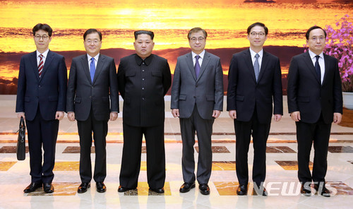 【서울=뉴시스】정의용 수석대북특사(국가안보실장)와 서훈 국정원장, 천해성 통일부 차관, 김상균 국정원 2차장, 윤건영 청와대 국정상황실장 등 대북 특별사절 대표단(왼쪽)이 5일 오후 평양에서 김정은 국무위원장과 만난 가운데 정 수석과 김정은 위원장과 기념촬영하고 있다. 접견과 만찬은 조선노동당 본관에 있는 진달래관에서 이뤄졌다. 남쪽 인사가 조선노동당 본관을 방문한 것은 남측 인사로서는 이번이 처음이다. 2018.03.05. (사진=청와대 제공) photo@newsis.com