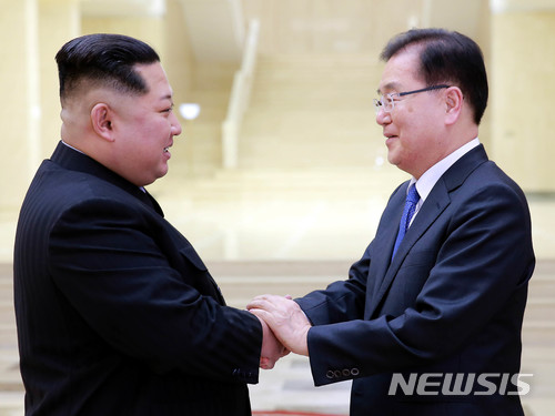【서울=뉴시스】정의용 수석대북특사(국가안보실장) 5일 오후 평양에서 김정은 국무위원장과 악수하고 있다.&nbsp;&nbsp; 접견과 만찬은 조선노동당 본관에 있는 진달래관에서 이뤄졌다. 남쪽 인사가 조선노동당 본관을 방문한 것은 남측 인사로서는 이번이 처음이다. 2018.03.05. (사진=청와대 제공)&nbsp;&nbsp; photo@newsis.com 