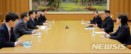 【서울=뉴시스】정의용 수석대북특사(국가안보실장)와 서훈 국정원장, 천해성 통일부 차관, 김상균 국정원 2차장, 윤건영 청와대 국정상황실장 등 대북 특별사절 대표단(왼쪽)이 5일 오후 평양에서 김정은 국무위원장과 환담 하고 있다.&nbsp;&nbsp;&nbsp; 접견과 만찬은 조선노동당 본관에 있는 진달래관에서 이뤄졌다. 남쪽 인사가 조선노동당 본관을 방문한 것은 남측 인사로서는 이번이 처음이다.&nbsp; 2018.03.06. (사진=청와대 제공) photo@newsis.com