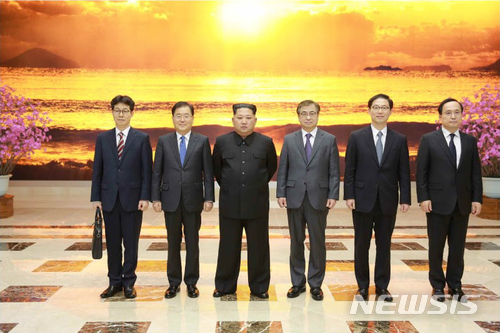 【서울=뉴시스】 북한 노동신문은 김정은 국무위원장이 우리측 대북 특별사절 대표단과 기념촬영한 모습을 6일 보도했다. 특별기 편으로 서해 직항로를 이용해 1박 2일 일정으로 북한을 방문한 우리측 대북 특별사절단은 정의용 청와대 국가안보실장, 서훈 국정원장, 천해성 통일부 차관, 김상균 국정원 2차장, 윤건영 청와대 국정상황실장으로 구성됐다. 2018.03.06. (출처=노동신문) photo@newsis.com
