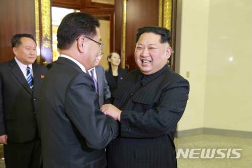 【서울=뉴시스】 북한 노동신문은 김정은 국무위원장이 우리측 대북 특별사절 대표단을 만난 모습을 6일 보도했다.&nbsp; 특별기 편으로 서해 직항로를 이용해 1박 2일 일정으로 북한을 방문한 우리측 대북 특별사절단은 정의용 청와대 국가안보실장, 서훈 국정원장, 천해성 통일부 차관, 김상균 국정원 2차장, 윤건영 청와대 국정상황실장으로 구성됐다. 2018.03.06. (출처=노동신문)&nbsp; photo@newsis.com
