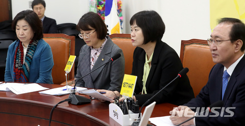 【서울=뉴시스】박영태 기자 = 6일 오전 서울 영등포구 여의도 국회에서 진행된 정의당 의원총회에서 이정미 대표가 모두발언을 하고 있다. 2018.03.06.since1999@newsis.com