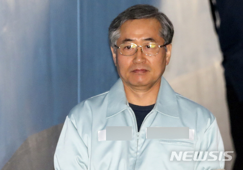 【서울=뉴시스】최진석 기자 = '우병우 비선보고' 혐의를 받고 있는 추명호 전 국정원 국익정보국장이 6일 오전 서초구 서울중앙지법에서 열린 2차 공판에 출석하고 있다. 2018.03.06. myjs@newsis.com