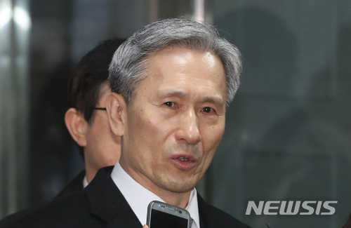 【서울=뉴시스】권현구 기자 = 군 사이버사령부 정치 개입 의혹의 중심에 서 있는 김관진 전 국방부 장관이 6일 오전 서울 서초구 서울중앙지방법원에서 열린 구속 전 피의자 심문(영장실질심사)에 출석하고 있다. 2018.03.06.&nbsp; stoweon@newsis.com