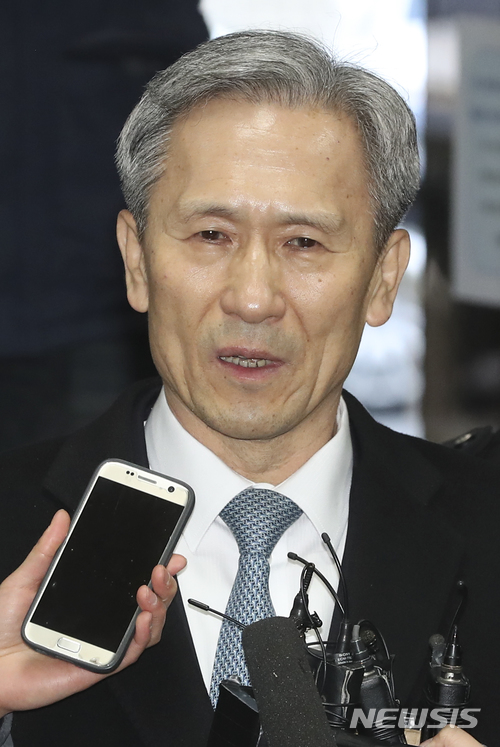 【서울=뉴시스】최진석 기자 = 군(軍) 사이버사령부 정치 개입 의혹의 중심에 서 있는 김관진 전 국방부 장관이 지난 3월6일 오전 서초구 서울중앙지법에서 열린 직권남용권리행사방해 등 혐의 구속 전 피의자 심문(영장실질심사)에 출석하며 취재진의 질문에 답하고 있다. 2018.03.06. myjs@newsis.com