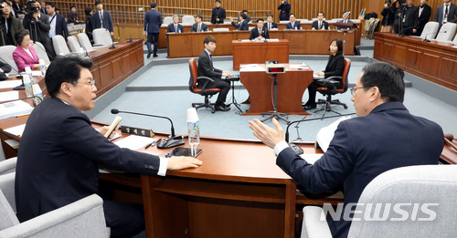 【서울=뉴시스】박영태 기자 = 6일 오전 서울 영등포구 여의도 국회에서 진행된 사법개혁특별위원회에서 정성호 위원장과 장제원 자유한국당 간사가 이야기를 나누고 있다. 2018.03.06. since1999@newsis.com