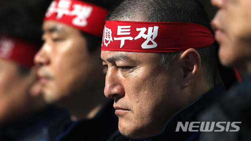 【서울=뉴시스】임태훈 기자 = 6일 오전 서울 영등포구 산업은행 앞에서 열린 '공장폐쇄철회! 경영실사노조참여! 특별세무조사! 먹튀방지법제정!' 대정부(산업은행, 국세청, 국회) 요구 기자회견에서 전국금속노동조합 한국지엠지부 노동자가 참석자의 발언을 들으며 생각에 잠겨 있다. 2018.03.06. taehoonlim@newsis.com