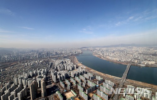 【서울=뉴시스】고범준 기자 = 절기상 경칩인 6일 오전 서울 송파구 롯데월드타워에서 바라본 서울 하늘이 맑게 보이고 있다.2018.03.06. bjko@newsis.com
