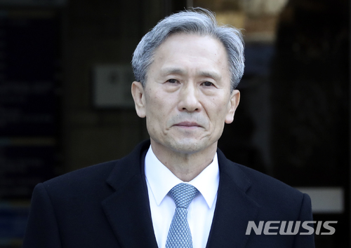 【서울=뉴시스】최진석 기자 = 군(軍) 사이버사령부 정치 개입 의혹의 중심에 서 있는 김관진 전 국방부 장관이 석방된 지 3개월 만인 6일 오후 서초구 서울중앙지법에서 열린 직권남용권리행사방해 등 혐의 구속 전 피의자 심문(영장실질심사)을 마친 뒤 호송차량으로 이동하고 있다. 2018.03.06. myjs@newsis.com