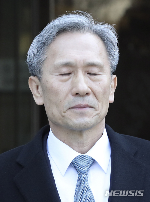 【서울=뉴시스】최진석 기자 = 김관진 전 국방부 장관이 석방된 지 3개월 만인 지난 6일 구속 전 피의자 심문(영장실질심사)을 마친 뒤 호송차량으로 이동하고 있다. 2018.03.06. myjs@newsis.com