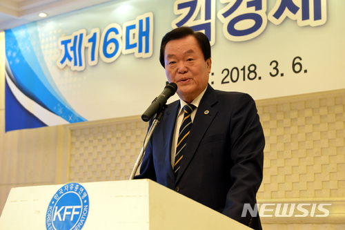 【서울=뉴시스】 김경재 한국자유총연맹 총재가 지난 6일 서울 중구 한국자유총연맹에서 열린 퇴임식에 참석해 퇴임사를 하고 있다. 2018.03.06. (사진=한국자유총연맹 제공) photo@newsis.com