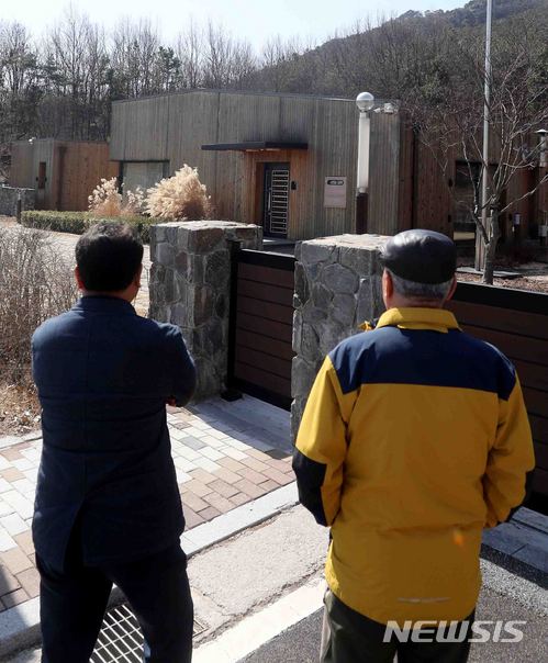 【홍성=뉴시스】 추상철 기자 = 안희정 전 충남도지사의 여비서 성폭행 의혹 파문이 확산되고 있는 6일 오후 안 전 지사 지지자가 충남 홍성군 충남도지사 관사를 바라보고 있다 . 2018.03.06.&nbsp; scchoo@newsis.com