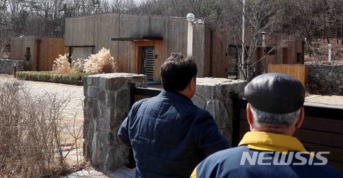 【홍성=뉴시스】 추상철 기자 = 안희정 전 충남도지사의 여비서 성폭행 의혹 파문이 확산되고 있는 6일 오후 안 전 지사 지지자가 충남 홍성군 충남도지사 관사를 바라보고 있다 . 2018.03.06. scchoo@newsis.com