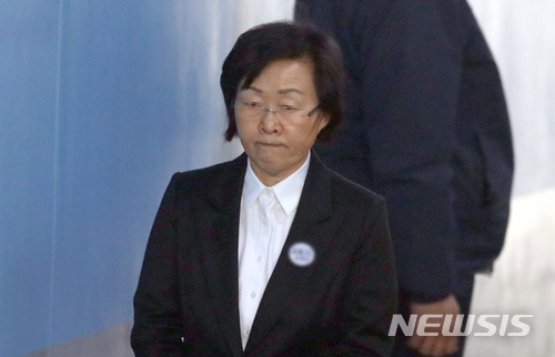 【서울=뉴시스】권현구 기자 = 신연희 강남구청장이 지난 6일 오후 서울 서초구 서울중앙지방법원에서 열린 구속 합당 여부에 대한 판단을 구하는 구속적부심에 출석하고 있다. 2018.03.06. stoweon@newsis.com