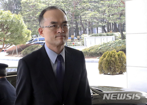 【서울=뉴시스】최진석 기자 = 문무일 검찰총장이 6일 오후 서울 서초구 대검찰청으로 들어서고 있다. 이날 문 검찰총장은 출근길 이명박 전 대통령의 검찰 소환과 관련한 취재진의 질문에 "조사한 내용이 준비가 되면 소환일정 협의를 시작할 것"이라고 답했다. 2018.03.06.&nbsp; myjs@newsis.com