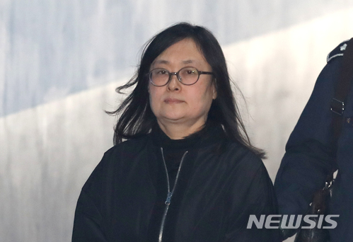 [서울=뉴시스] 고(故) 유병언 전 세모그룹 회장의 장녀 유섬나(57)씨가 40억원대 배임 혐의 항소심에서도 징역형 집행유예와 함께 벌금형을 선고받았다. 사진은 유씨가 지난 2018년 3월6일 오후 서울시 서초구 서울고법에서 열린 또 다른 40억대 배임 혐의 항소심 공판에 출석하는 모습. (사진=뉴시스DB) 2018.03.06. photo@newsis.com