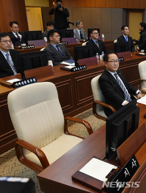 【홍성=뉴시스】함형서 기자 = 6일 오후 안희정 전 충남도지사 성폭행 파문과 관련해 도지사 자리가 비워져 있는 가운데 충남도의회 1차본회의에서 남궁영 행정부지사가 자리에 앉아 있다. 2018.02.06. foodwork23@newsis.com