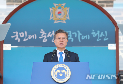 【서울=뉴시스】전신 기자 = 문재인 대통령이 6일 육군사관학교 제74기 졸업 및 임관식이 열린 서울 노원구 육사 화랑연병장에서 축사를 하고 있다. 2018.03.06.&nbsp; photo1006@newsis.com 
