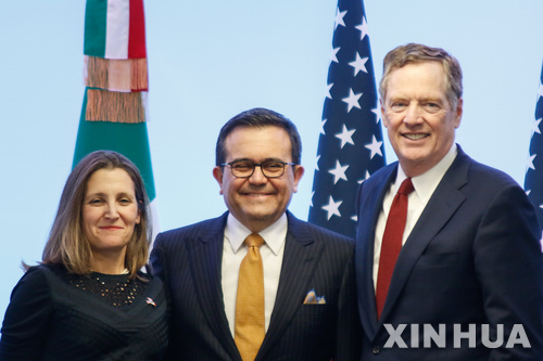 【 멕시코시티 = 신화/뉴시스】 지난 3월 6일 멕시코 시티의 북미자유무역협정 (NAFTA) 재협상 당시에 한자리에서 기념촬영을 한 미국 캐나다 멕시코 대표들. 오른쪽 부터 로버트 라이트하이저 미국무역대표, 멕시코의 일데폰소 과하르도 경제장관 , 캐나다의 크리스티아 프릴랜드 외무장관.&nbsp; 