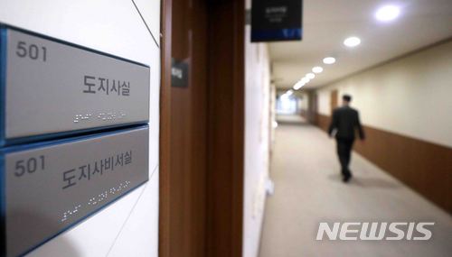 【홍성=뉴시스】 추상철 기자 = 안희정 전 충남도지사의 여비서 성폭행 의혹 파문이 확산되고 있는 6일 오후 충남 홍성군 충청남도청에서 직원들이 도지사 집무실 앞을 지나고 있다. 2018.03.06. scchoo@newsis.com