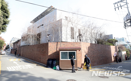 【서울=뉴시스】권현구 기자 = 검찰이 100억원대 뇌물수수 의혹 등을 받는 이명박 전 대통령에게 오는 14일 피의자 신분으로 소환 통보한 지난 6일 오후 서울 강남구 논현동의 이명박 전 대통령의 자택이 적막한 모습을 보이고 있다. 2018.03.06. stoweon@newsis.com