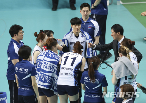 【서울=뉴시스】최진석 기자 = 6일 오후 서울 중구 장충체육관에서 열린 '2017-2018 도드람 V-리그' 여자부 GS칼텍스와 IBK기업은행의 경기. IBK기업은행 이정철 감독이 작전 지시를 하고 있다. 2018.03.06. myjs@newsis.com