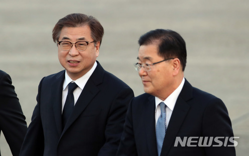 【성남=뉴시스】사진공동취재단 = 대통령 특사로 북한을 방문한 정의용 국가안보실장과 서훈 국정원장이 6일 오후 서울공항을 통해 입국하고 있다. 2018.03.06.&nbsp; photo@newsis.com 