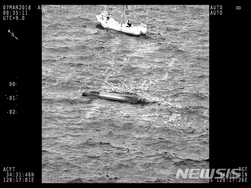 【통영=뉴시스】신정철 기자 = 지난 6일 밤 11시 35분께 경남 통영시 욕지면 좌사리도 남서방 2.5해리 해상에서 경남 사천선적 59t급 쌍끌이 저인망 어선 제11제일호가 전복됐다.&nbsp; 이 사고로 어선 승선원 11명 가운데 6명은 구조됐지만 병원으로 이송된 3명이 치료중에 숨지고, 나머지 5명은 실종됐다.사진은 7일 새벽 0시에 동영상으로 촬영된 전복어선의 모습이다. 2018.03.07.(사진=통영해경 제공)&nbsp; photo@newsis.com