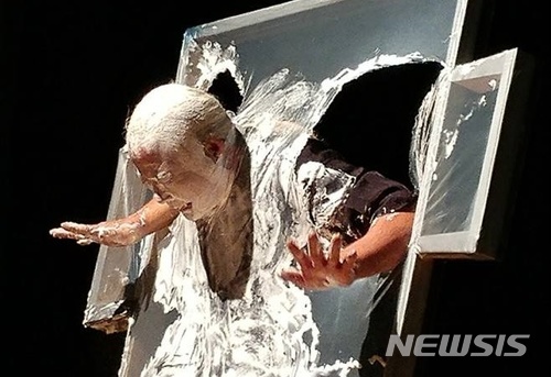 【대구=뉴시스】배소영 기자 = 대구미술관은 오는 10일 어미홀에서 '저항과 도전의 이단아들' 전시의 참여 작가들이 행위미술을 선보인다고 7일 밝혔다.사진은 김석환 작가의 '십자가에 못박힌 한반도'. 2018.03.07. (사진=대구미술관 제공)photo@newsis.com