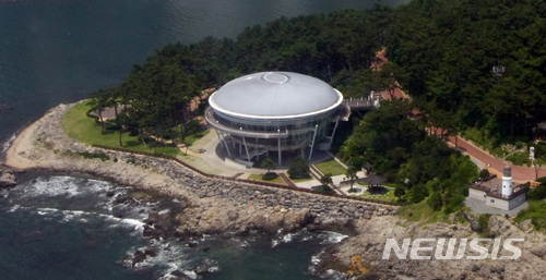 【부산=뉴시스】 하경민 기자 = 부산 벡스코는 지역의 명물 '누리마루 APEC하우스'의 누적 방문객이 2000만 명을 돌파했다고 7일 밝혔다.이는 2005년 아시아·태평양경제협력체(APEC) 정상회담 때 문을 연 이후 12년3개월 만의 기록이다. 2018.03.07.yulnetphoto@newsis.com