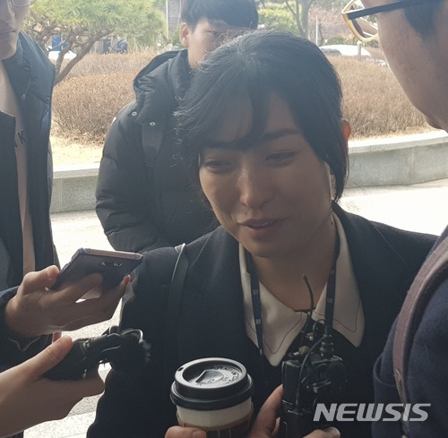 【서울=뉴시스】채윤태 기자 = 강원랜드 채용비리 수사 외압 의혹을 수사하는 검찰이 7일 의혹을 폭로한 안미현(39·사법연수원 41기) 검사를 참고인으로 불러 조사하고 있다. 안 검사의 다섯번째 검찰 출석이다. 2018.03.07. chaideseul@newsis.com