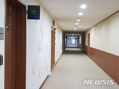 【홍성=뉴시스】유효상 기자 = 정무비서 성폭행 의혹을 받고 있는 안희정 전 충남지사 사퇴서가 수리된 가운데 7일 충남도청 도지사 집무실이 굳게 잠긴채 적막감만 흐르고 있다. 2018.03.07 yreporter@newsis.com 
