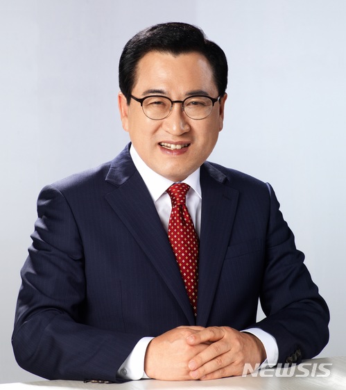 【경주=뉴시스】강진구 기자 = 주낙영 자유한국당 경북 경주시장 예비후보(전 경상북도 행정부지사)는 오는 12일 오전 10시 경주 중앙시장 맞은 편 선거사무소에서 개소식을 개최한다고 7일 밝혔다.사진은 주낙영 경주시장 예비후보.(사진=주낙영 경주시장 예비후보 선거사무소 제공) photo@newsis.com