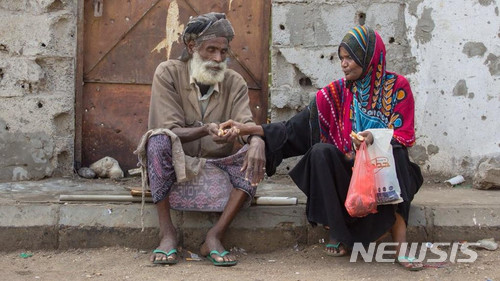 【서울=뉴시스】 국제적십자(ICRC)가 6일(현지시간) 예멘 아덴의 길거리에서 노인들이 빵조각을 나눠 먹는 모습을 찍은 사진을 공개하고 국제사회에 내전 종식을 위한 노력을 촉구했다. <출처: 알아라비야> 2018.3.7.