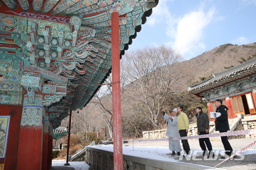 【포항=뉴시스】강진구 기자 = 경북 포항시(시장 이강덕)는 각종 재난에 대비해 국보와 보물에 대한 테이터베이스(DB) 구축작업에 본격 착수했다고 7일 밝혔다.사진은 이강덕 포항시장이 지난 2월11일 여진 발생 다음날인 12일 천년고찰 보경사를 방문해 사찰시설을 살펴보고 있다.2018.03.07.(사진=포항시 제공) photo@newsis.com