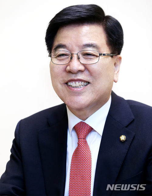 【안동=뉴시스】김진호 기자 = 김광림(사진) 의원은 7일 "제7회 전국동시지방선거 경북도지사 자유한국당 후보자 추천 신청을 접수했다"며 "당원과 도민의 열정을 하나로 모아 지방선거에서 압도적인 승리를 안겨드리겠다"고 밝혔다. 2018.03.07 (사진=김광림 의원실 제공)photo@newsis.com