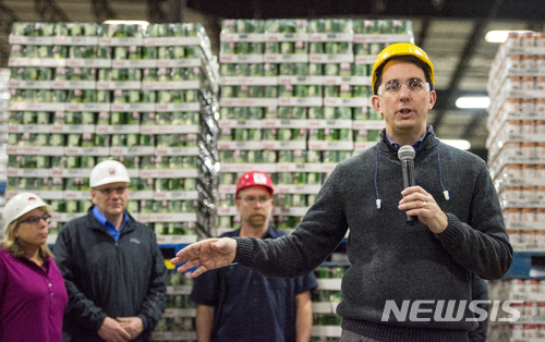 【재니스빌( 미 위스콘신주) = AP/뉴시스】 스콧 워커 위스콘신 주지사가 3월 6일 위스콘신주의 세네카 푸드 공장에서 도널드 트럼프 대통령의 수입품 관세 폭탄에 반대하는 연설을 하고 있다. 7일에는 트럼프 보호무역 정책이 역효과를 낳는다며 반대하는 미 하원 공화당의원 100명의 편지도 백악관에 송부되었다.