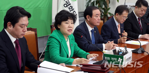 【서울=뉴시스】박영태 기자 = 7일 오전 서울 영등포구 여의도 국회에서 진행된 민주평화당 최고위원-국회의원 연석회의에서 조배숙 대표가 모두발언을 하고 있다. 2018.03.07.since1999@newsis.com