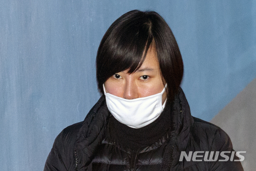 【서울=뉴시스】김선웅 기자 = 장시호씨가 지난 3월7일 서울 서초구 서울고법에서 열린 '국정농단 사건' 항소심 2차 공판에 출석하고 있다. 2018.03.07. mangusta@newsis.com