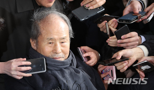 【서울=뉴시스】임태훈 기자 = 이명박 전 대통령의 친형 이상득 전 새누리당 의원이 뇌물 수수 혐의로 피의자 신분 조사를 받기 위해 7일 오전 서울 서초구 서울중앙지방검찰청에 출석하고 있다. 2018.03.07. taehoonlim@newsis.com